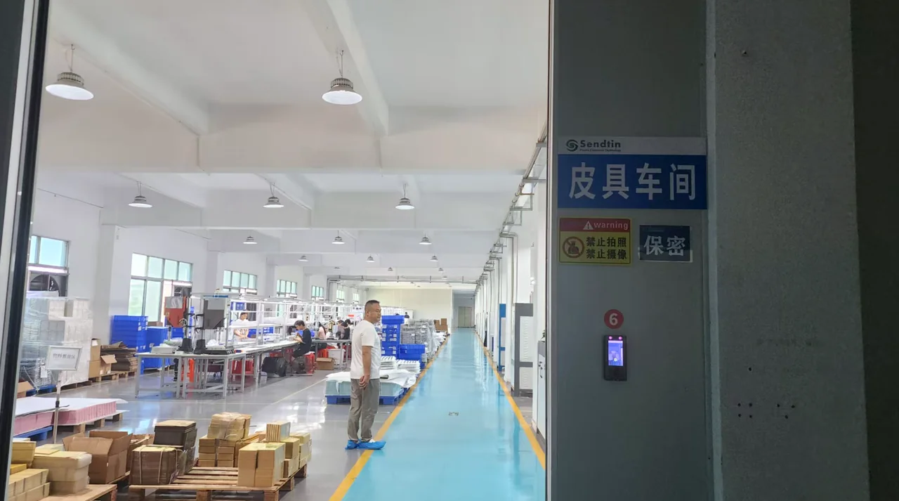 皮具车间入口与内部作业区