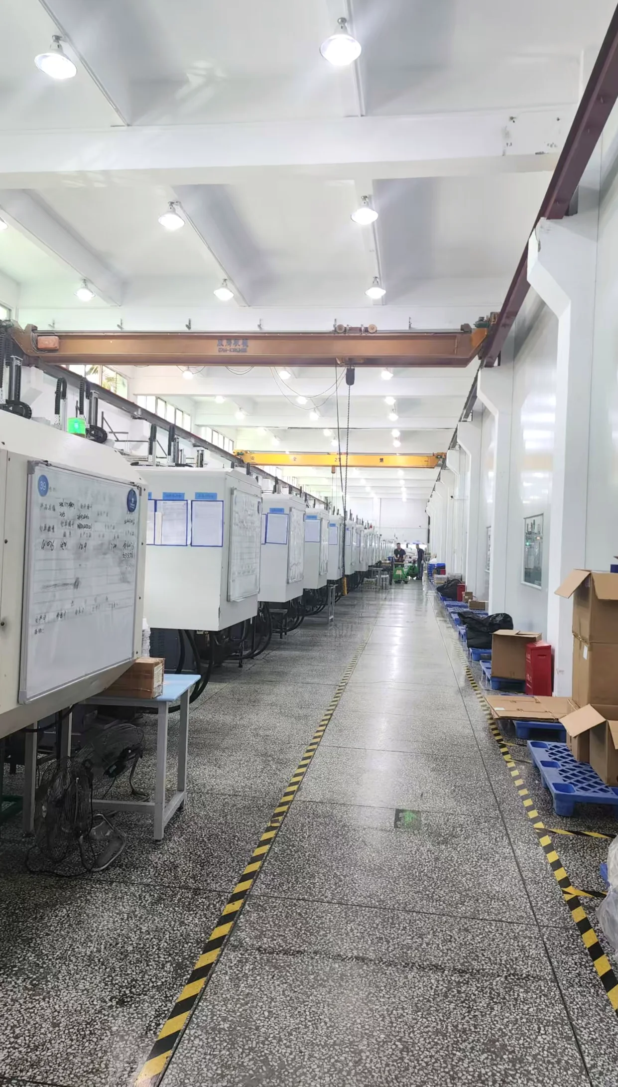 注塑设备通道与机列纵深
