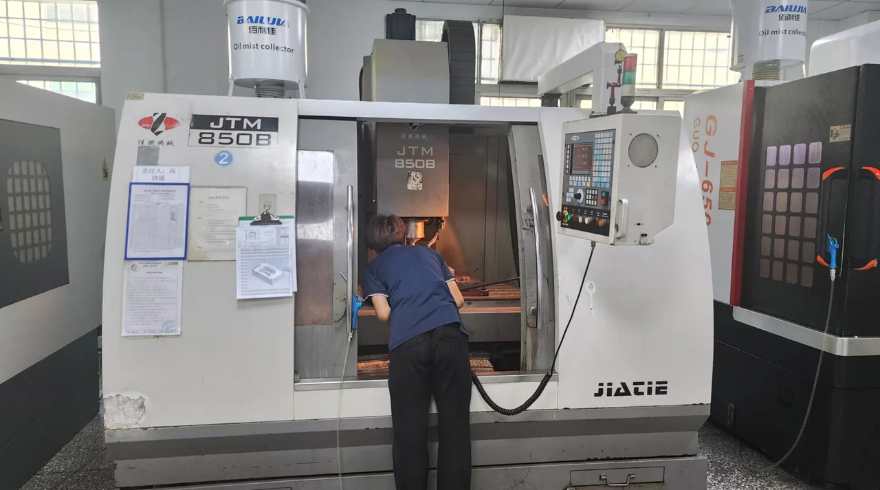 CNC 加工中心现场