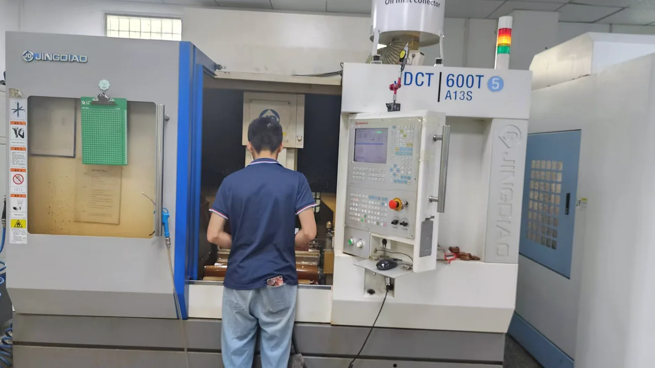 CNC 加工操作现场
